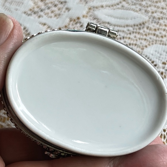 Mini porcelain box w/hinged lid, vintage - Picture 6 of 16